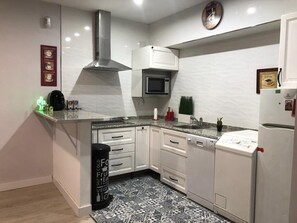 Réfrigérateur, micro-ondes, plaque de cuisson, lave-vaisselle