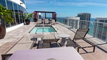 2 albercas al aire libre, sombrillas en la alberca y camastros