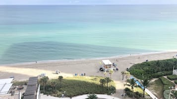 En la playa, playa de arena blanca, camastros y sombrillas
