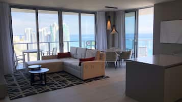 Departamento Deluxe, 2 habitaciones, vista parcial al mar, frente al mar (Full View) | Área de sala de estar | Smart TV de 47 pulgadas con canales vía satélite y televisión