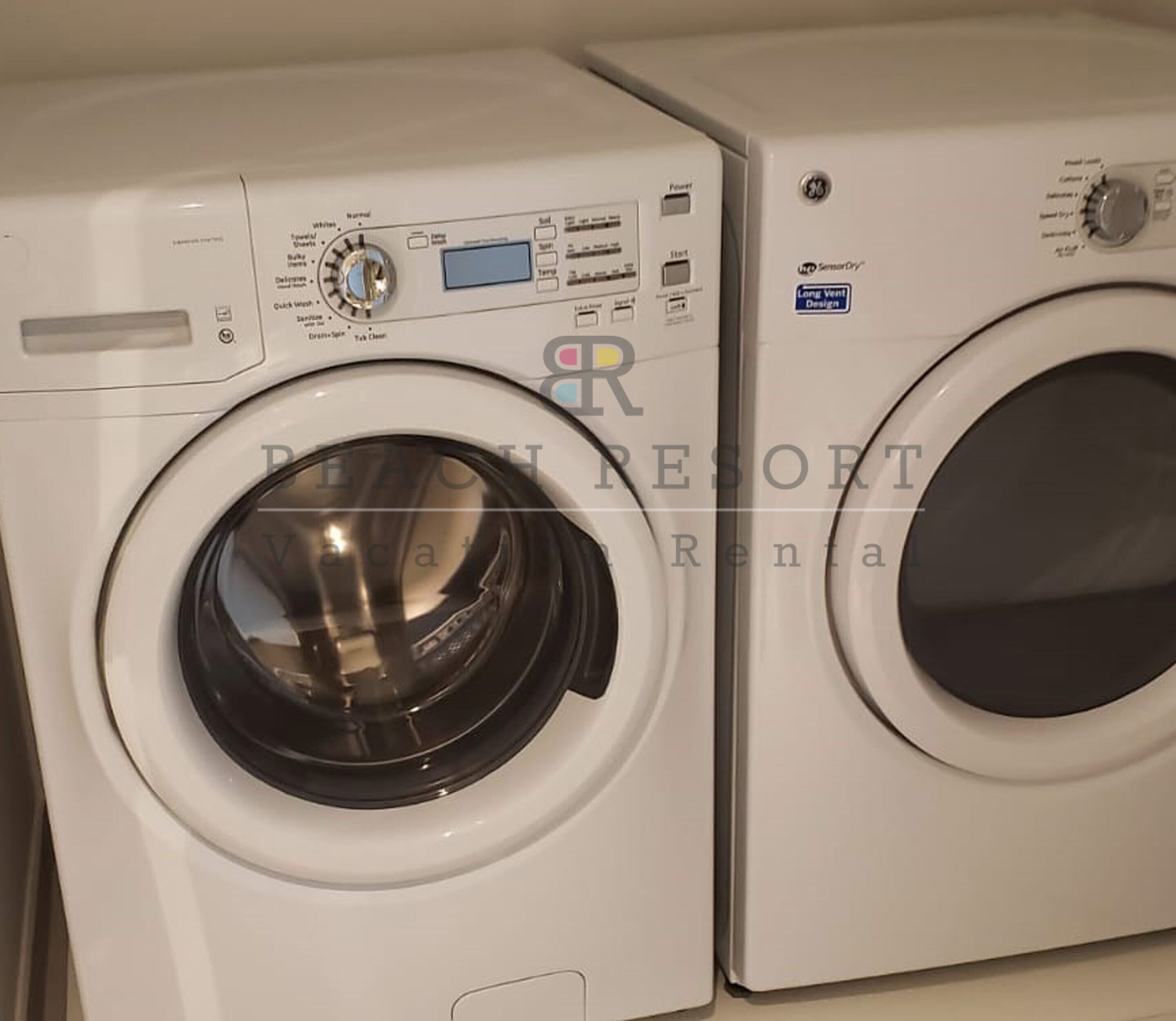 Vue de face d’un lave-linge à chargement frontal blanc, doté d’un panneau de commande et d’un écran numérique.