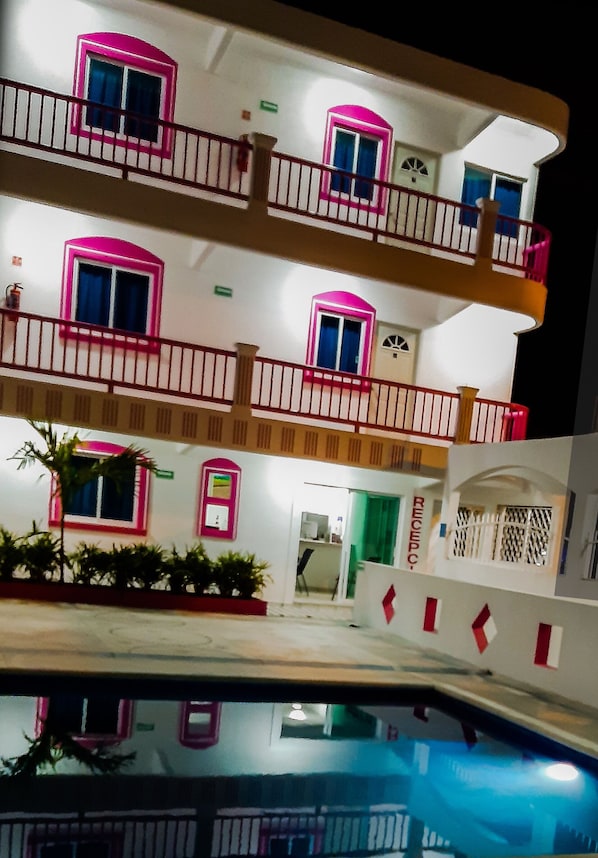 A multi-story building with balconies, a pool, and a sign indicating "RECEPTION". - Hotel Real Da Vinci Acapulco (Acapulco)