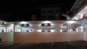 A building with multiple balconies and arches, decorated with string lights. - Hotel Real Da Vinci Acapulco (Acapulco)