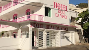 A hotel named "Hotel Real da Vinci" with a white facade, pink balconies, and a reception area. - Hotel Real Da Vinci Acapulco (Acapulco)