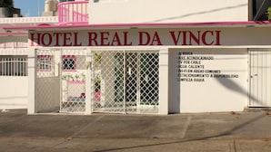 A hotel named "Hotel Real da Vinci" with a white facade and pink accents. - Hotel Real Da Vinci Acapulco (Acapulco)