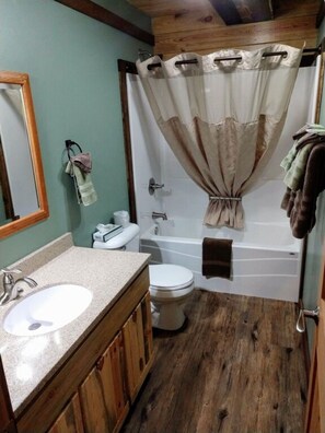 Kombination af bruser/badekar, håndklæder