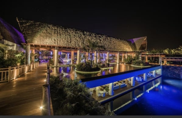 Alberca al aire libre y alberca climatizada