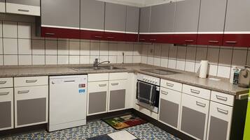 Kühlschrank, Geschirrspüler, Kochgeschirr/Geschirr/Besteck