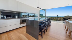 Comfort House, 3 Bedrooms, Bay View, Beachfront | Private kitchen