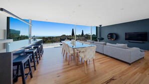 Comfort House, 3 Bedrooms, Bay View, Beachfront | Living area