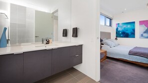 Comfort House, 3 Bedrooms, Bay View, Beachfront | Bathroom