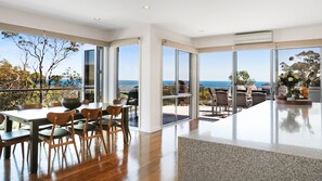 Panoramic House, 6 Bedrooms, Bay View | Living area