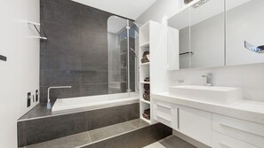 Casa Superior, 4 camere da letto | Bagno | Asciugamani, sapone, shampoo, carta igienica