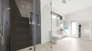 Superior House, 4 Bedrooms | Bathroom