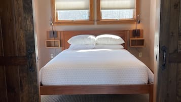 Beautiful Sunrise Cabin with Mountain Views, Pet-Friendly | Egyptian cotton sheets, premium bedding, down comforters, in-room safe