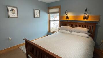 Spacious Ascutney Cabin with Mountain Views, Pet-Friendly | 1 bedroom, Egyptian cotton sheets, premium bedding, down comforters