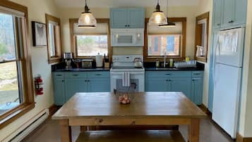 Lovely Lull Brook Cabin with Mountain Views, Pet-Friendly | In-room dining