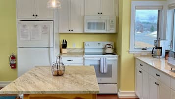 Beautiful Sunset Cabin with Mountain Views, Not Pet-Friendly | Private kitchen | Full-size fridge, microwave, oven, stovetop