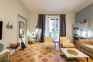 Smart-TV, Videospielkonsole, Netflix, DVD-Player