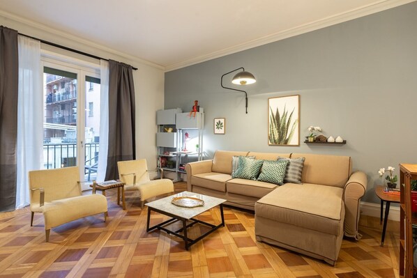 Smart TV, video-game console, Netflix, DVD player