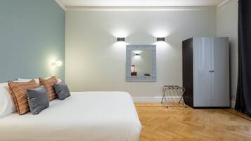 4 bedrooms, in-room safe, desk, iron/ironing board