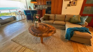 Departamento familiar, 2 habitaciones, vista al océano | Área de sala de estar