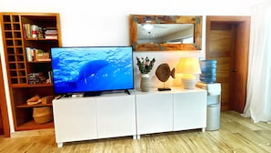 Departamento familiar, 2 habitaciones, vista al océano | Televisión