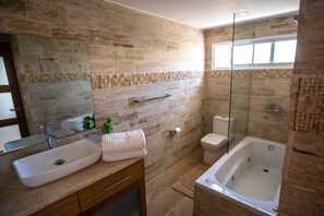 Departamento familiar, 2 habitaciones, vista al océano | Baño | Amenidades de baño gratuitas, secadora de cabello, toallas, jabón 