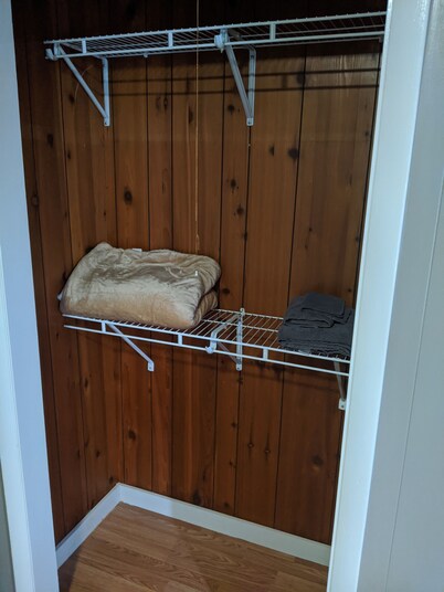 Clean, full kitchen, stand alone cabin