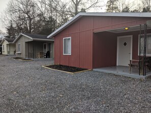 Exterior detail - Clean, full kitchen, stand alone cabin (Cadiz)