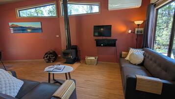 Deluxe House, 2 Bedrooms, Kitchen, Mountain View | Living area | 84-cm flat-screen TV with digital channels, TV, fireplace