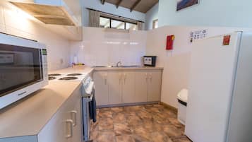 Full-sized fridge, microwave, oven, stovetop