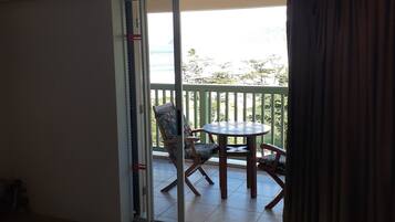 1 habitación, tabla de planchar con plancha y ropa de cama