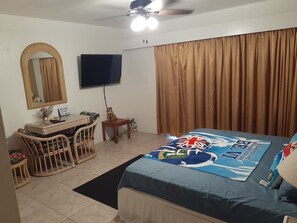 1 habitación, tabla de planchar con plancha y ropa de cama 