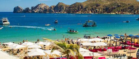 Plage, chaises longues, serviettes de plage