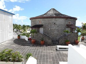 المنطقة المحيطة بالمنشأة