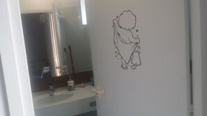 تجهيزات دش، مجففات شعر، مناشف، ورق حمّام