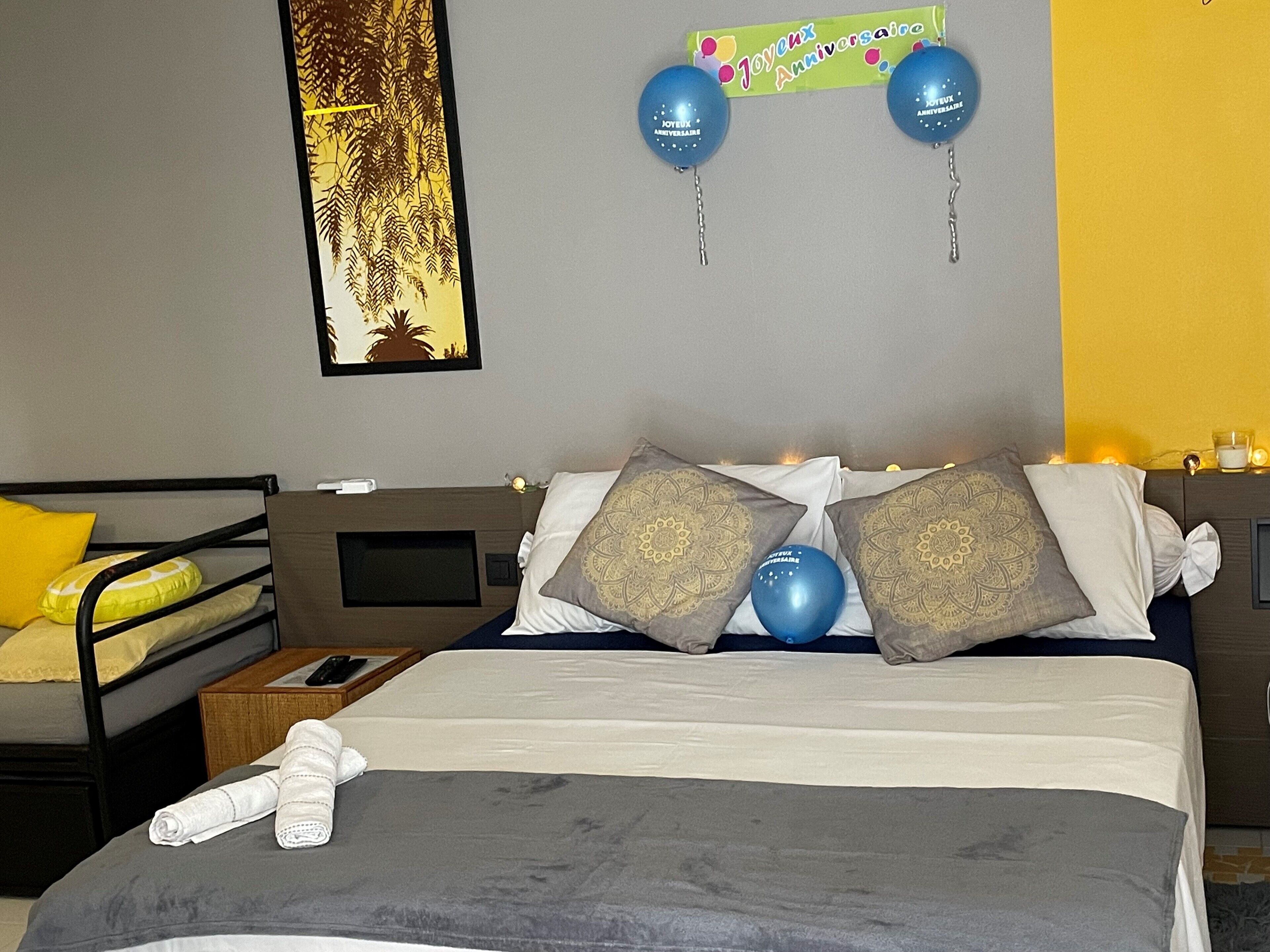 Tabla de planchar con plancha, wifi gratis y ropa de cama 