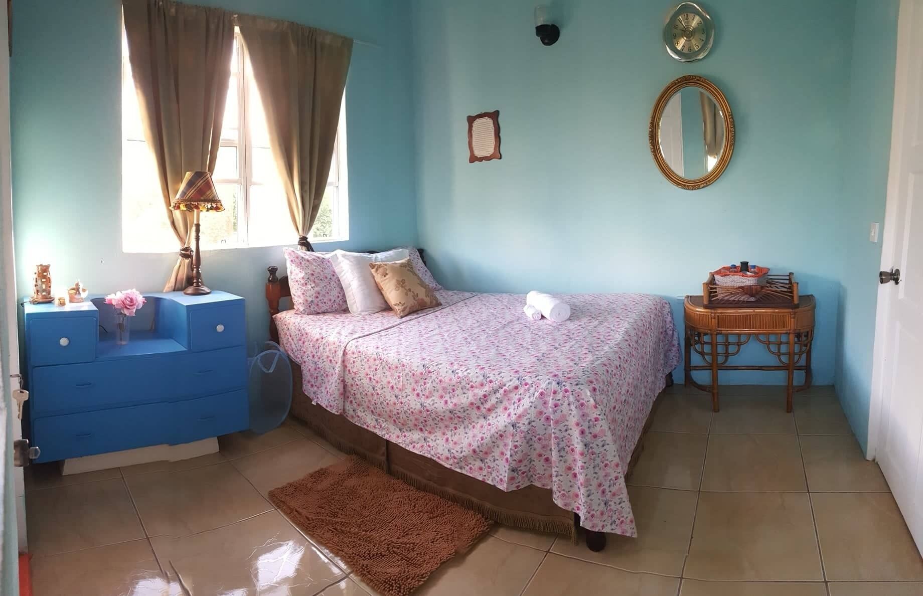 3 Schlafzimmer, Schreibtisch, Bügeleisen/Bügelbrett, WLAN