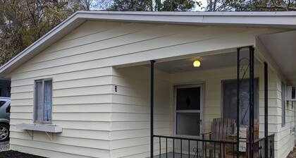 Äskettäin uusittu kahden makuuhuoneen mökki. Perheystävällinen. Ulkona seikkailun perusleiri.