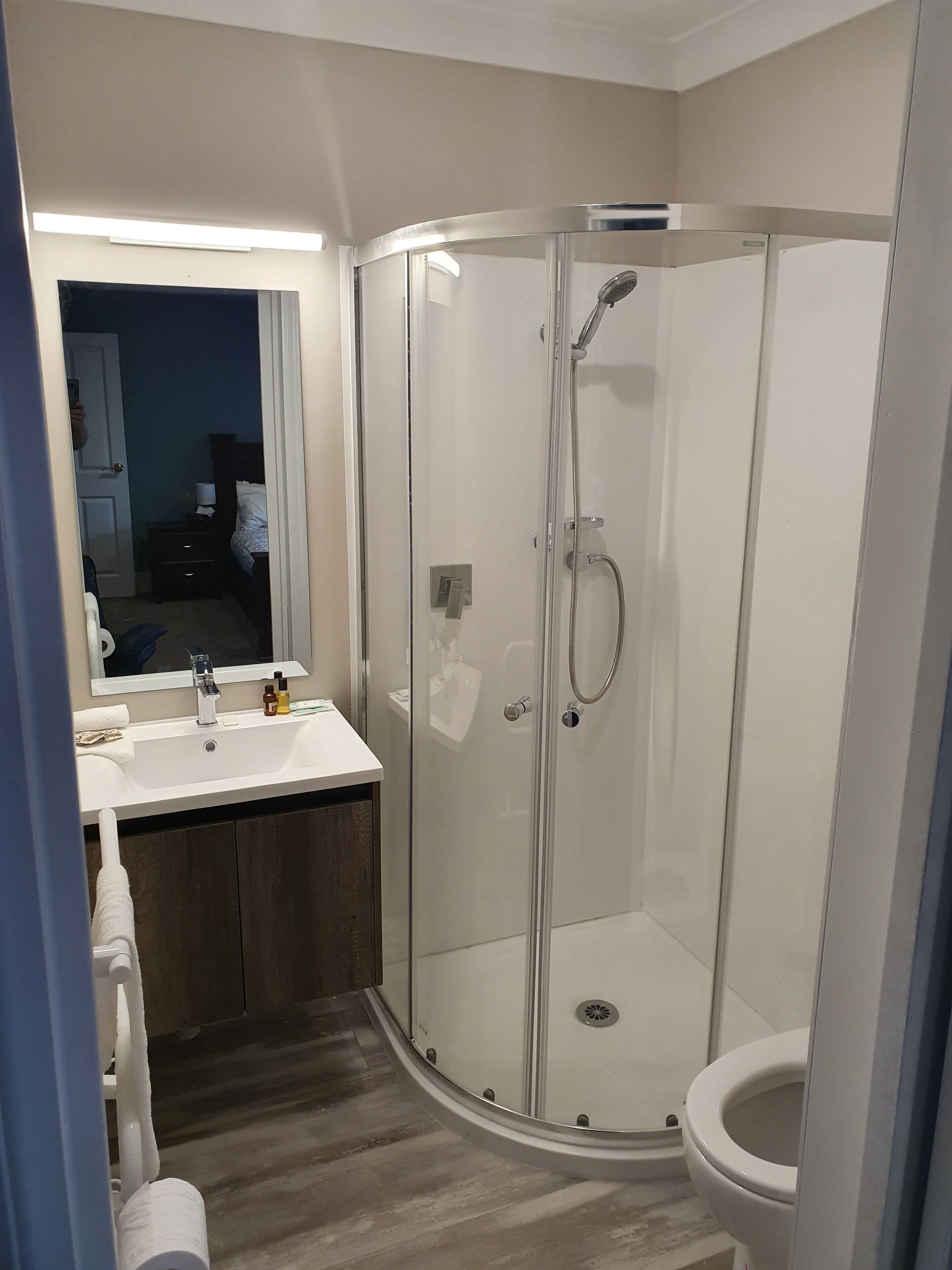 Chambre Double | Salle de bain | Douche, sèche-cheveux, serviettes fournies, papier toilette