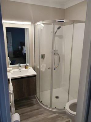 Doppelzimmer | Badezimmer | Dusche, Haartrockner, Handtücher, Toilettenpapier