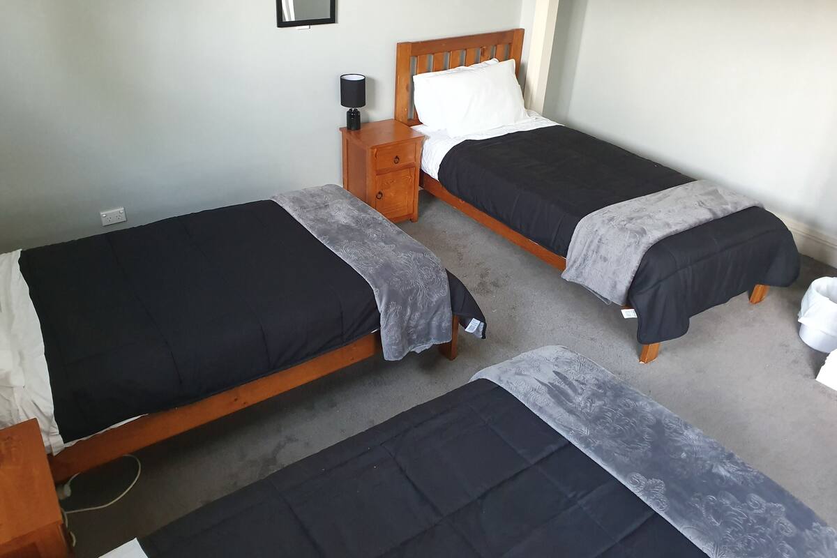 Iron/ironing board, free WiFi, bed sheets