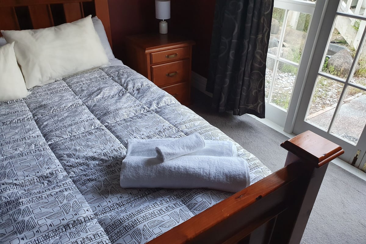 Iron/ironing board, free WiFi, bed sheets