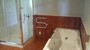 Chambre avec lits jumeaux, 2 lits une place | Salle de bain | Douche, sèche-cheveux, serviettes fournies, papier toilette