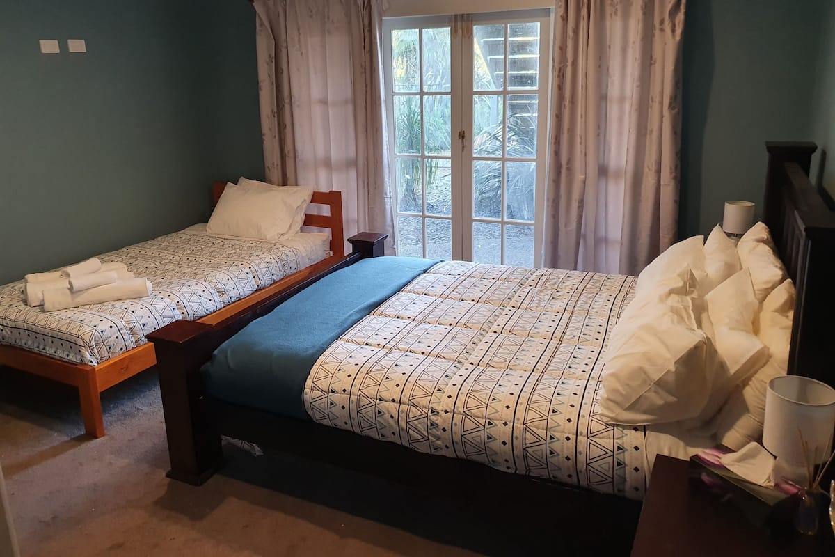Iron/ironing board, free WiFi, bed sheets