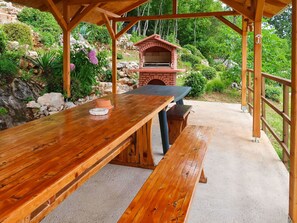 Outdoor dining - Lovely apartment for 4 guests with WIFI, A/C, TV and patio (Rijeka)