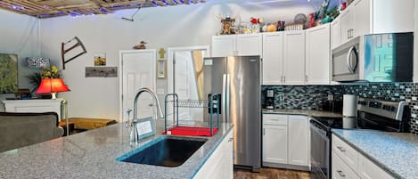 Refrigerador, microondas, horno, placa de cocina