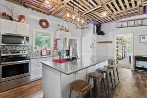 Fridge, microwave, oven, stovetop - Trailride Hideout (Mountain)