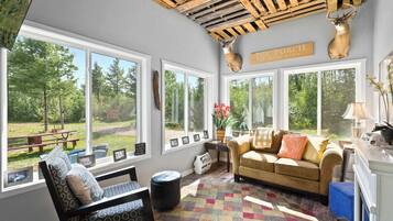 Smart TV, lareira, videogames, DVD player